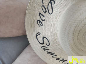 Photos de bites : Mais que se cache t'il sous ce grand chapeau de plage ???