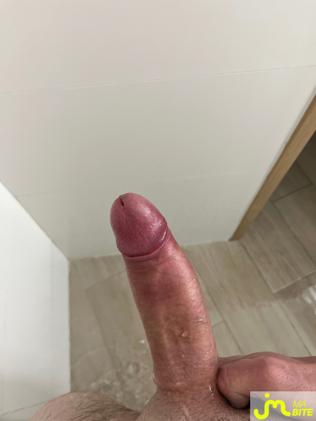 Photos de bites : Bien dur sous la douche