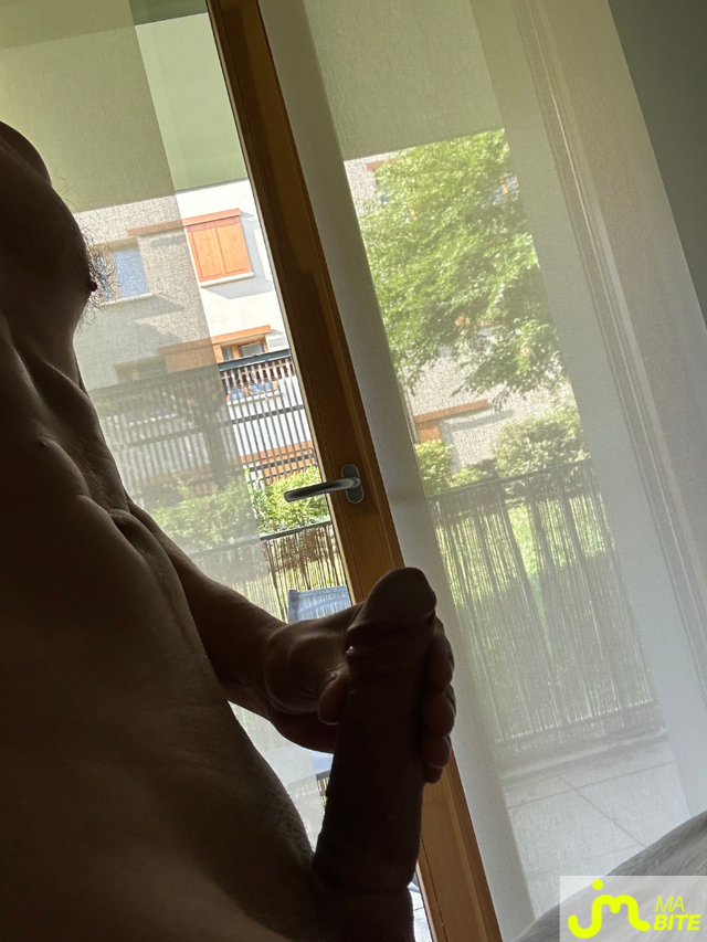 Photos de bites : Une voisine qui mate 🥰🥰