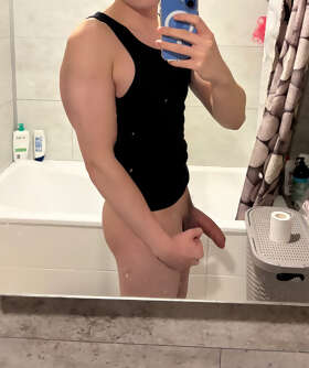 Photos de bites : Je crois qu&rsquo;elle voulait sortir car elle &eacute;touffe dans mon slip