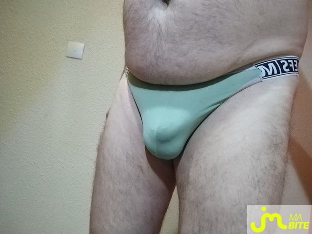 Photos de bites : PART 3 : Je baisse mon froc dans les escaliers de mon immeuble.