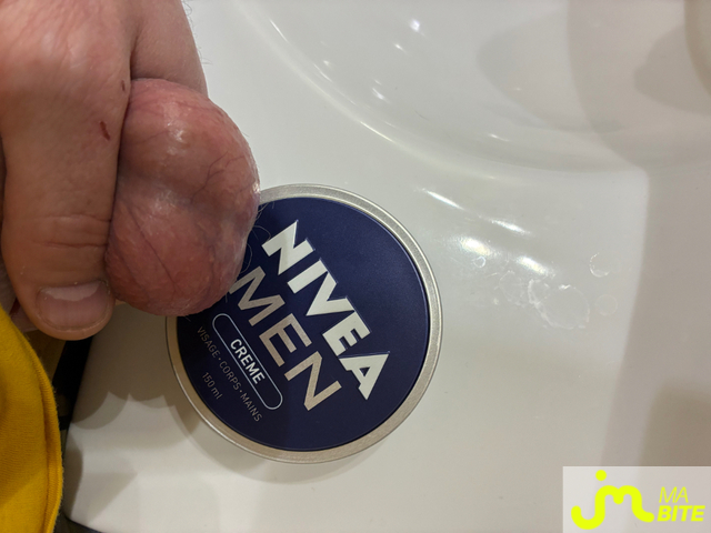Photos de bites : Un peu de cr&egrave;me pour une peau douce
