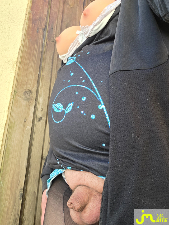 Photos de bites : Sortie ext&eacute;rieur avec faux seins 