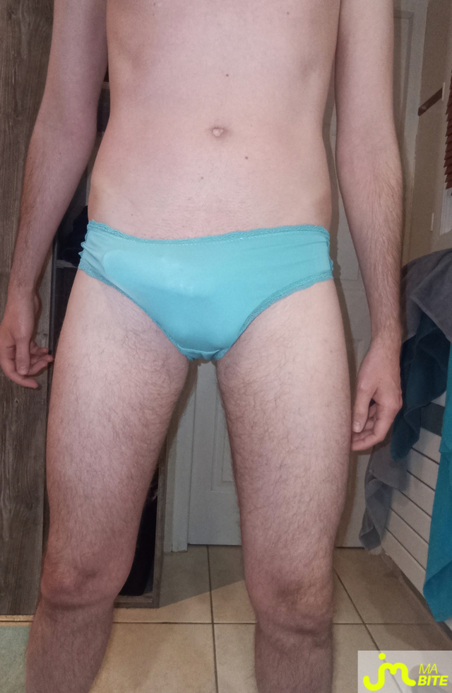 Photos de bites : La culotte me va bien, non ?