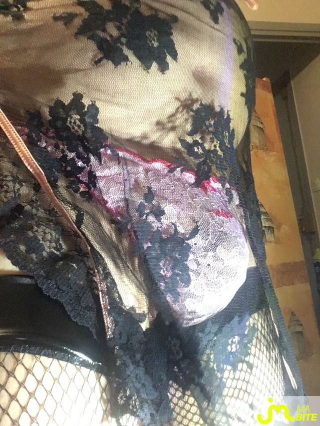Photos de bites : UNE SERIE ENCORE PLUS HOT QUE LES AUTRES  ( NUISETTE en DENTELLE , BAS R&Eacute;SILLES , STRINGS ET TANGAS )