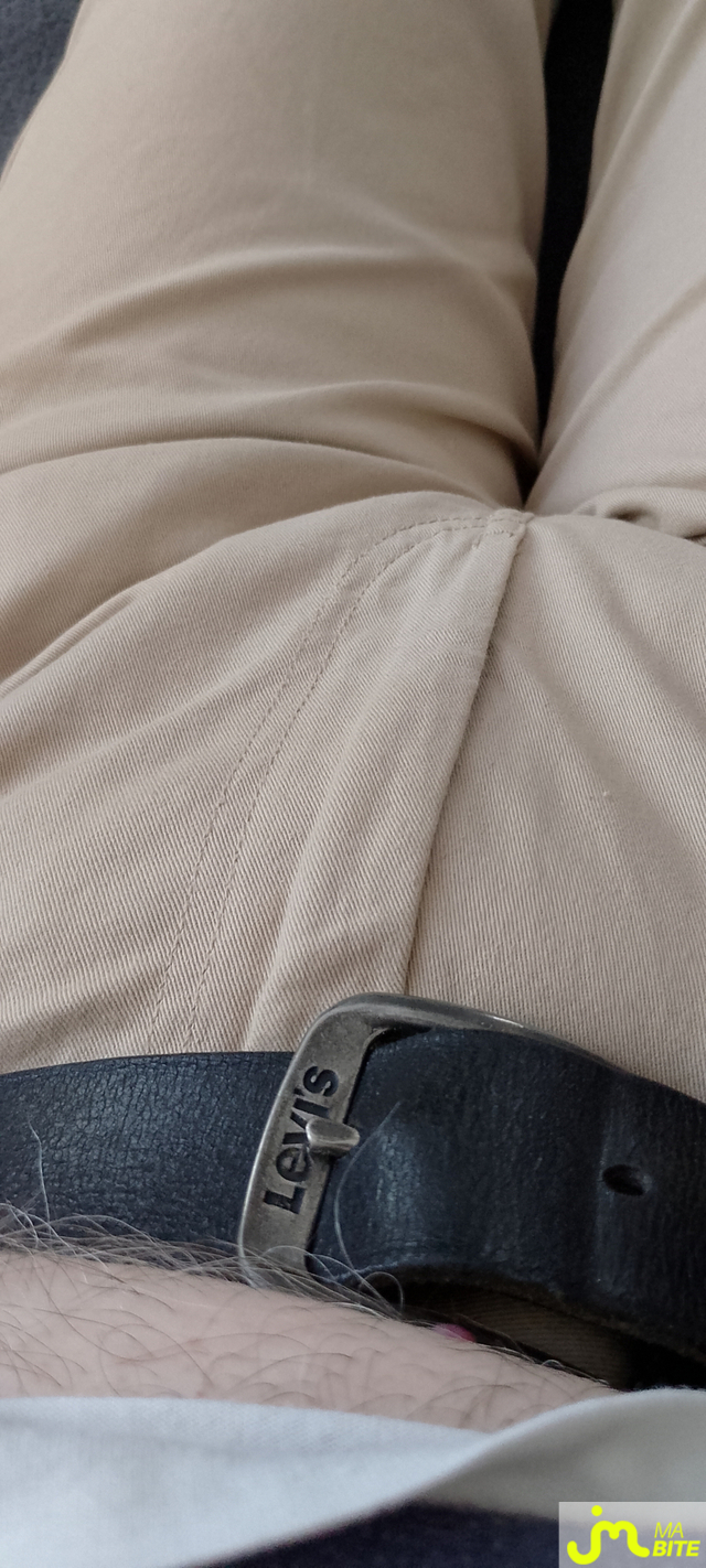 Photos de bites : Branlette sur mon divan 🙂