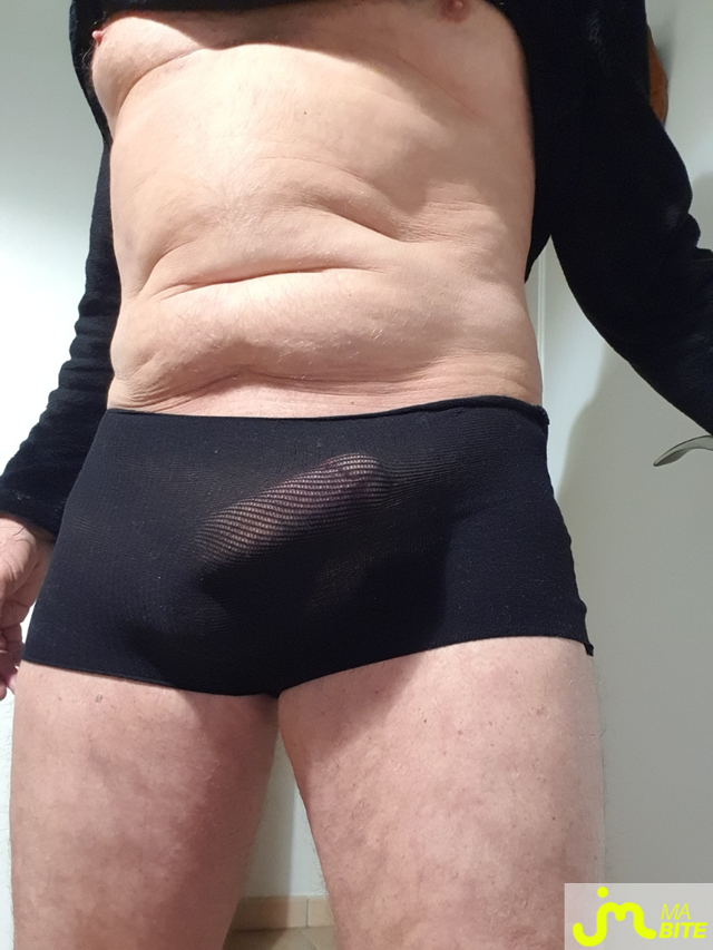 Photos de bites : La bite dans mon tanga transparent