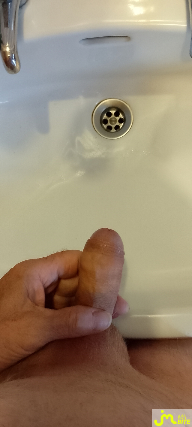 Photos de bites : Branlette devant le lavabo 😉