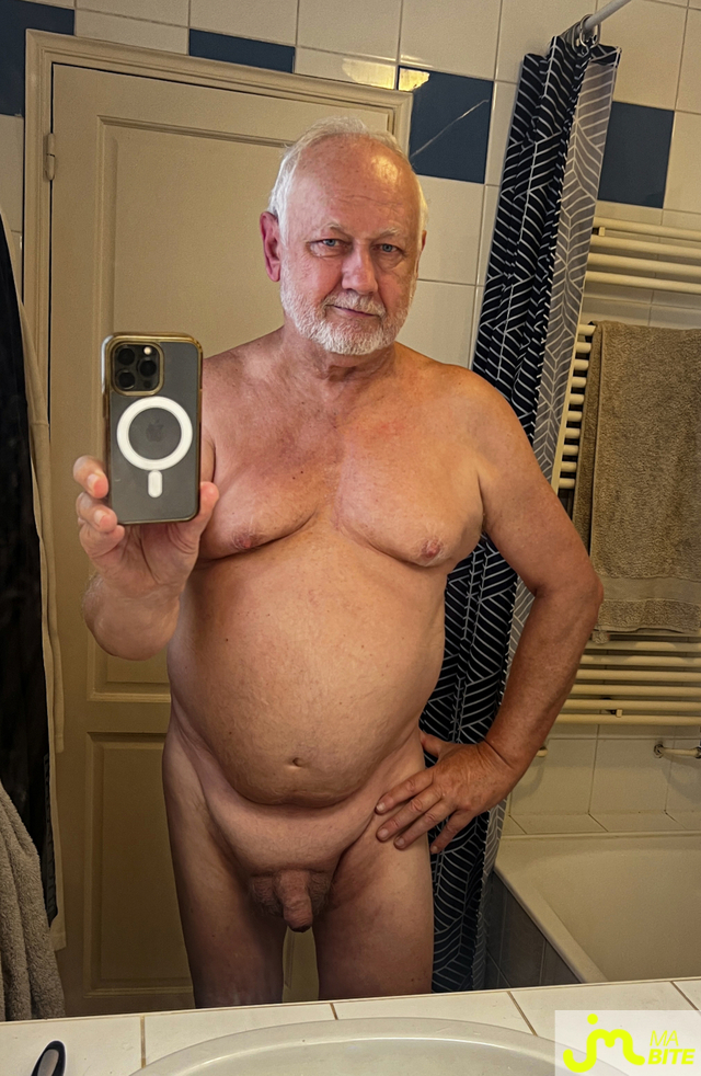 Photos de bites : Selfies dans la salle de bain