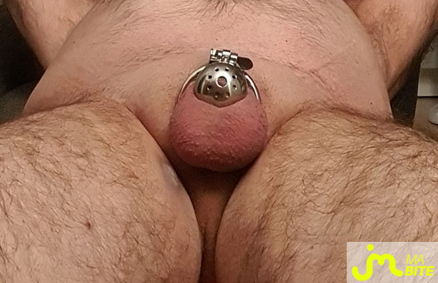 Photos de bites : Une petite bite en cage