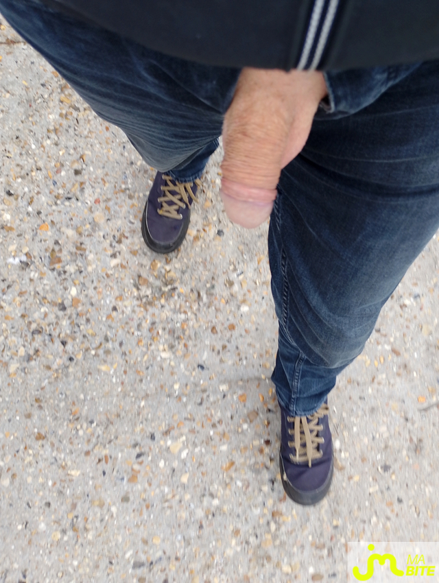 Photos de bites : Balade la bite a l'air en bord de mer 😉