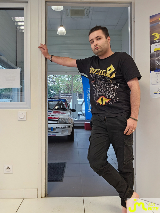 Photos de bites : Strip tease au boulot