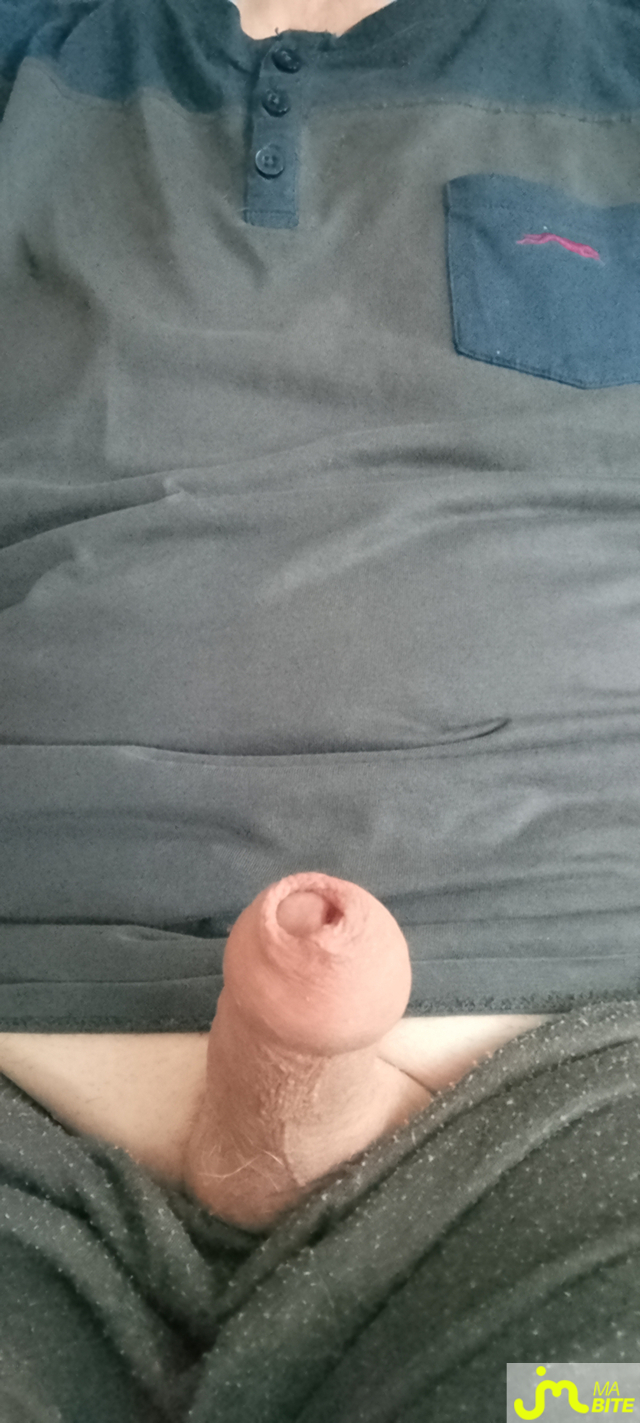 Photos de bites : Branlette sur mon divan 🙂
